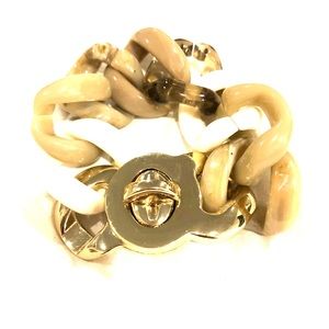 Link bracelet a gold buckle